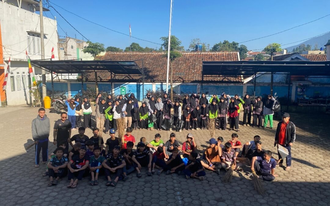 SMP Nurul Ilmi Boarding School Laksanakan “Kerja Bakti Nasional LDII 2025” Bersama Siswa